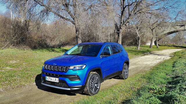 2022/09/02/md/37826_11-jeep-compass-4xe.jpg