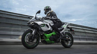 Kawasaki presenta la primera moto híbrida