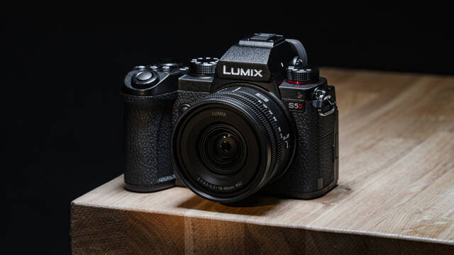 2024/10/14/md/45969_1-panasonic-lumix-s5d.jpg